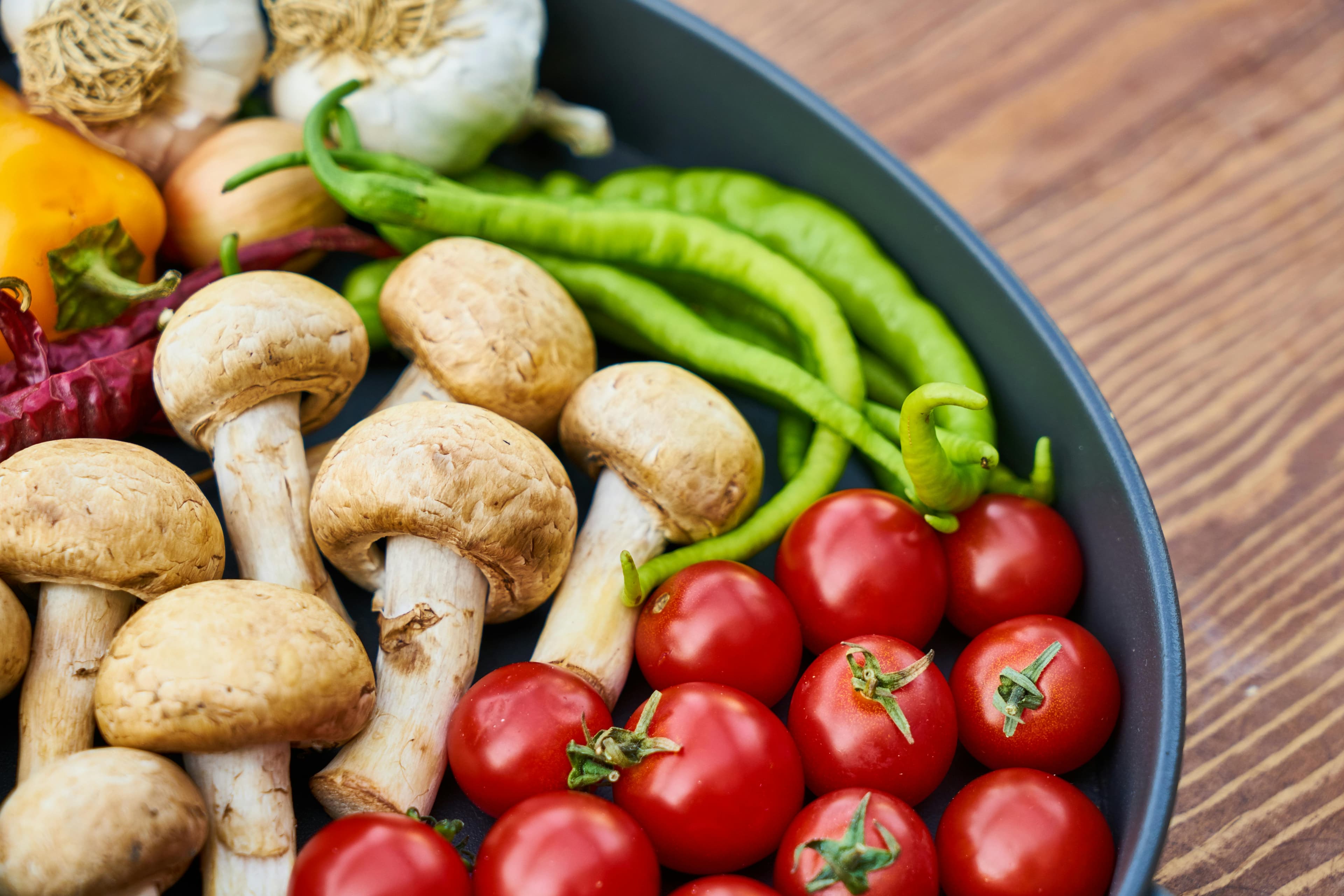 Nutritious foods such as mushrooms, tomatoes, green beans, and bell pepper.